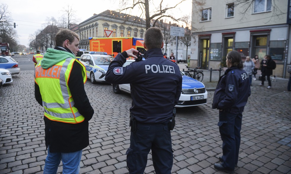Polícia isola área de mercado de Natal em Potsdam após pacote suspeito ser encontrado (Foto: Julian Staehle/dpa via AP)