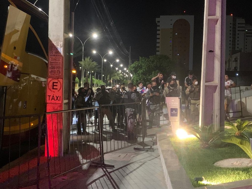 Torcedores protestaram na portal do hotel do Vasco ap�s elimina��o � Foto: Emanuelle Ribeiro/ge