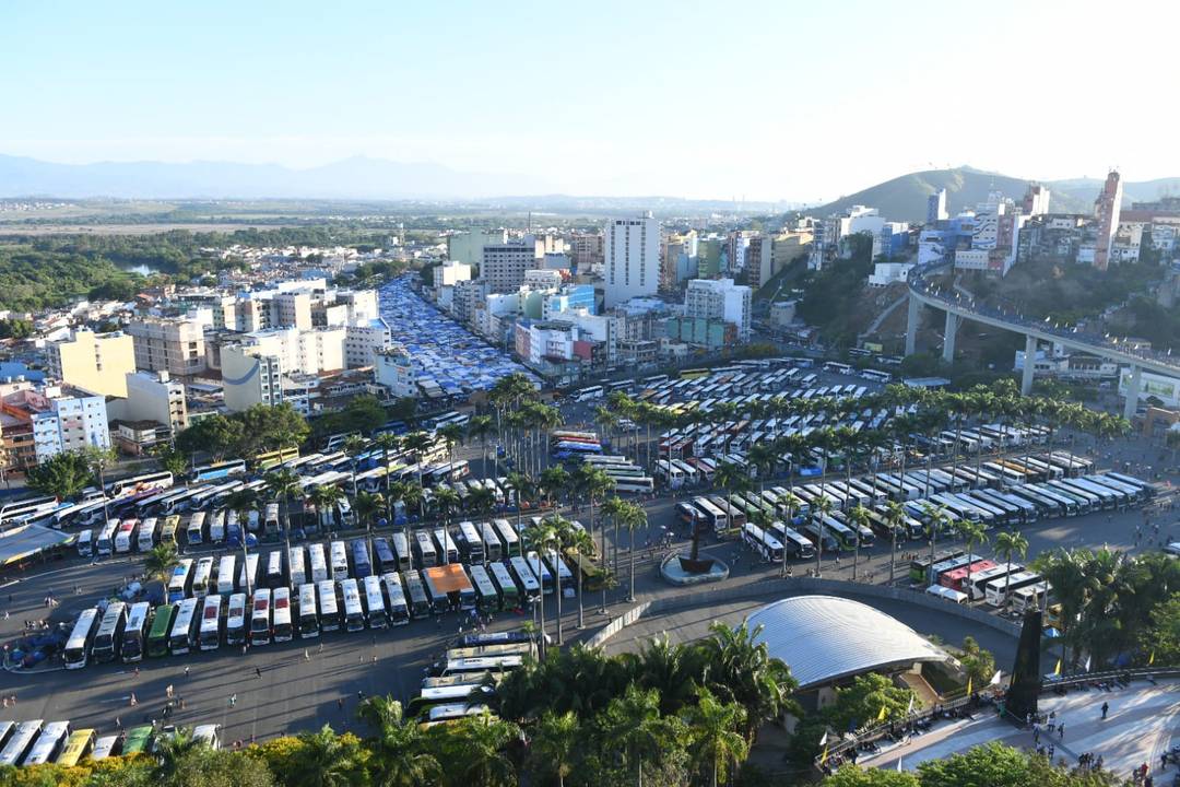 Estacionamento lotado no Santuário Nacional Aparecida