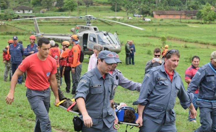 O homem foi achado por policiais do helicóptero Águia e socorridos pelos bombeiros (Foto: Jornal de Pomerode/Divulgação)