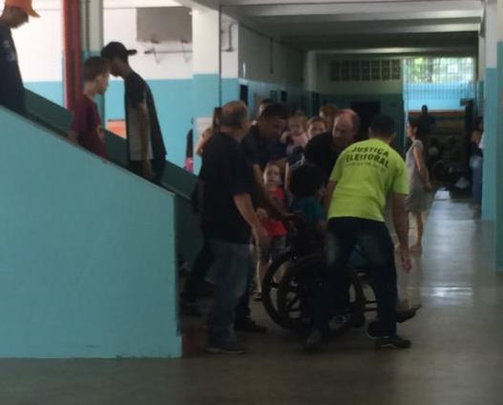 Eleitora cadeirante precisa ser carregada em escola de Araraquara â Foto: ThaynÃ¡ Cunha/G1