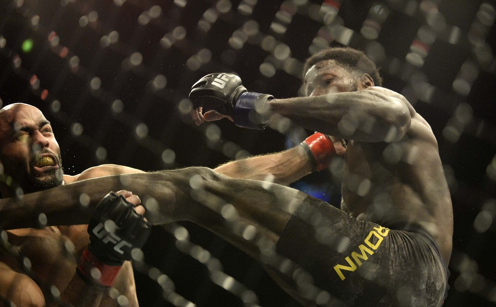 Randy Brown acerta uma canelada na cabeça de Warlley Alves no UFC São Paulo — Foto: Marcos Ribolli