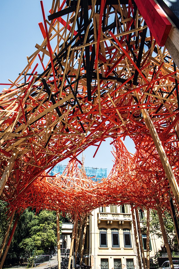 O belga Arn Quinze constró instalações que ele chama de museus a céu aberto, na cidade matarazzo, ele trabalha com madeira de demolição, parte dela pintada de vermelho - cor que para Quinze simboliza a vida e a morte, a atração e a repulsa - para dar form (Foto: Toni Pires)