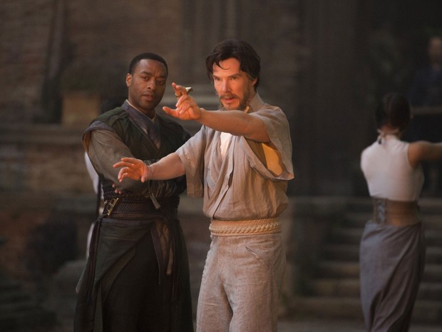 Chiwetel Ejiofor e Benedict Cumberbatch em cena de &#39;Doutor Estranho&#39; (Foto: Divulgação/Marvel)