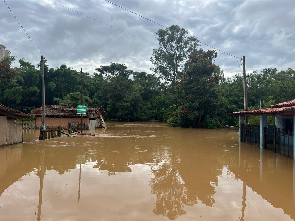 Inundação na Rua Tiradentes, em Capivari — Foto: Giuliano Tamura/ EPTV