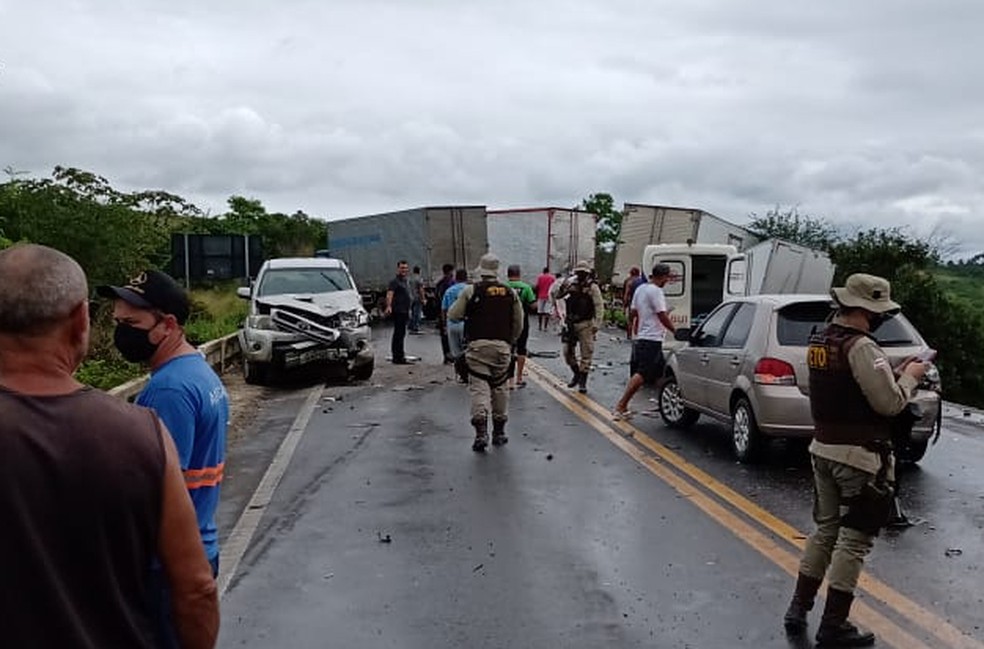 Acidente envolvendo vários veículos deixa trânsito congestionado na BR-101 — Foto: Voz da Bahia