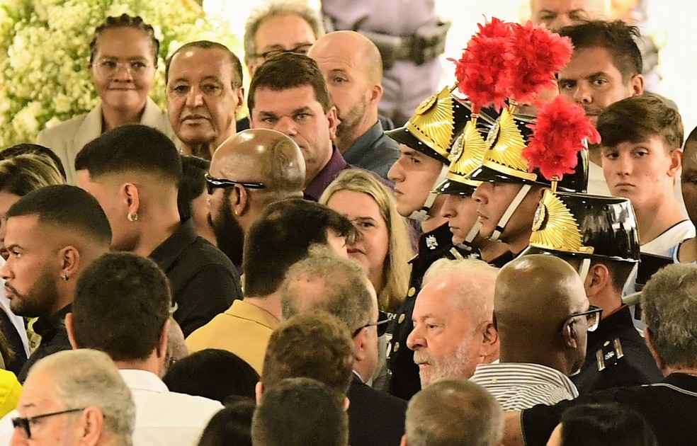 Presidente Lula presta última homenagem a Pelé — Foto: Marcos Ribolli