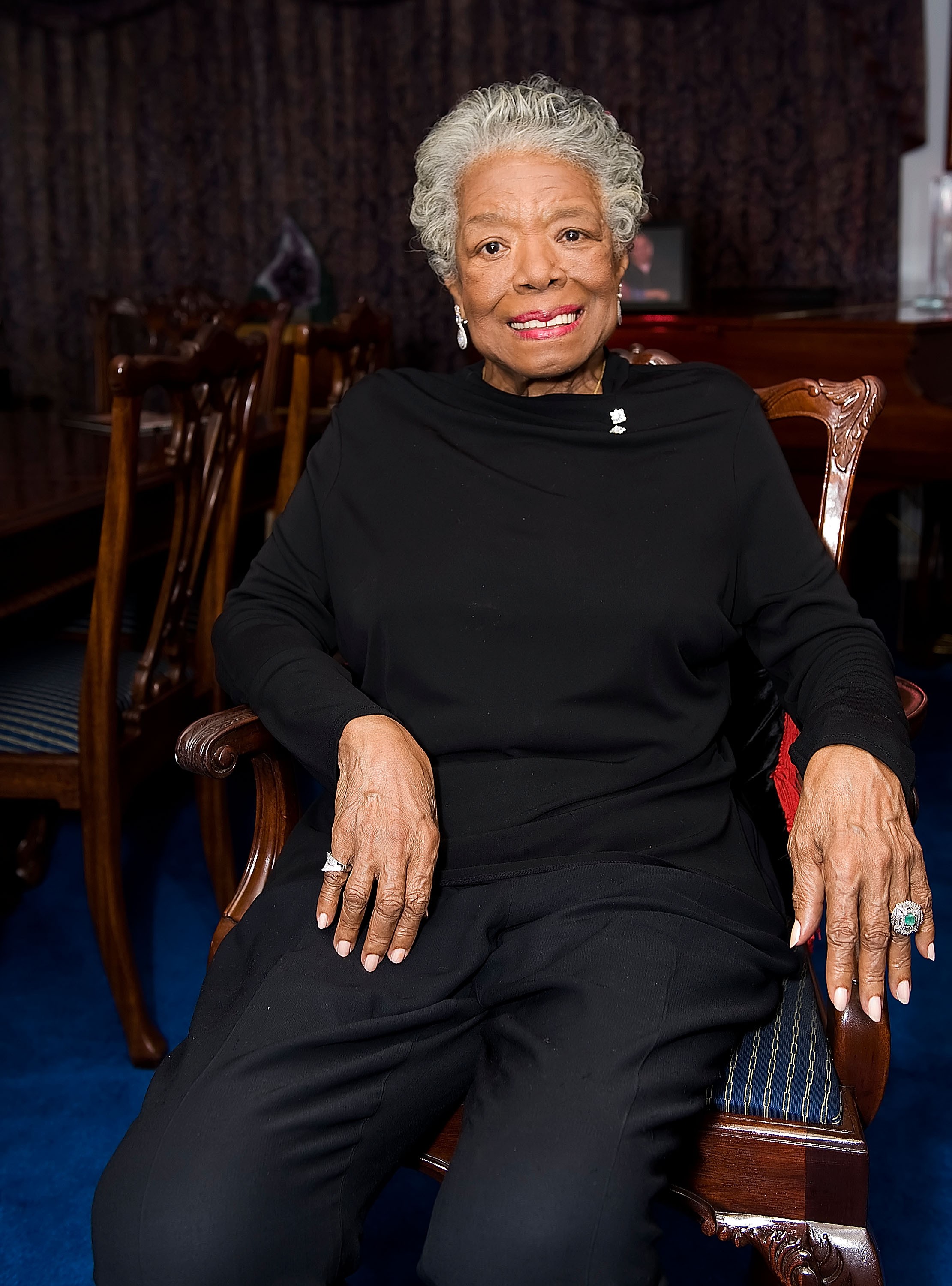 WINSTON-SALEM, NC - JUNE 21:  Dr. Maya Angelou poses at the the Special Recognition Event for Dr. Maya Angelou � The Michael Jackson Tribute Portrait at Dr. Angelou's home June 21, 2010 in Winston-Salem, North Carolina. (Photo by Ken Charnock/Getty Images (Foto: Getty Images)