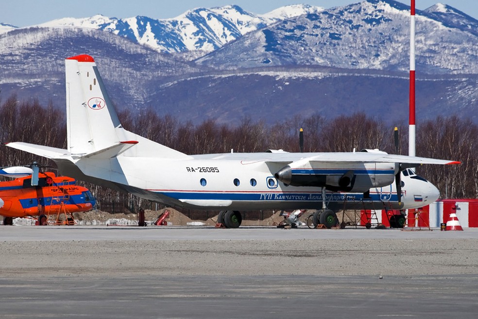A aeronave An-26, com o prefixo RA-26085, no aeroporto de Patropavlovsk-Kamchatckiy. Avião transportava mais de 20 pessoas na península de Kamchatka, no extremo leste da Rússia, e caiu em 6 de julho de 2021. — Foto: Ministério de Situações de Emergência da Rússia/AFP 