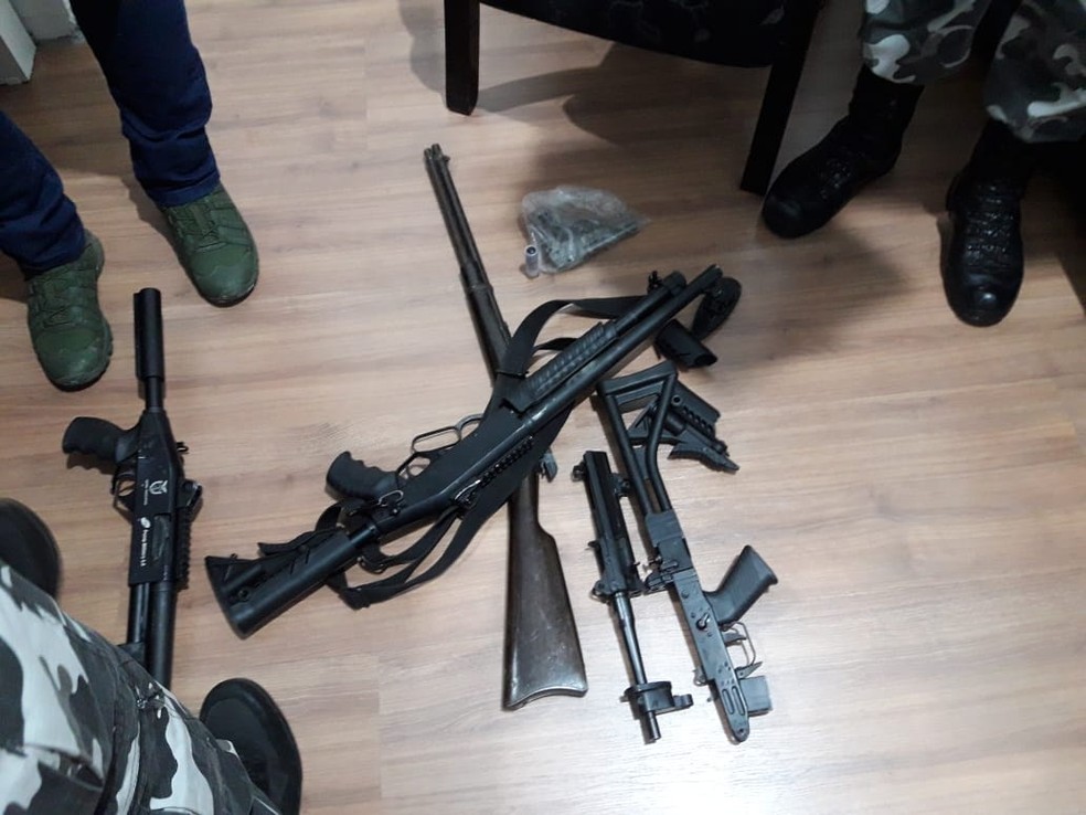 Armas que estavam em um cofre da delegacia foram quebradas â Foto: PM/DivulgaÃ§Ã£o
