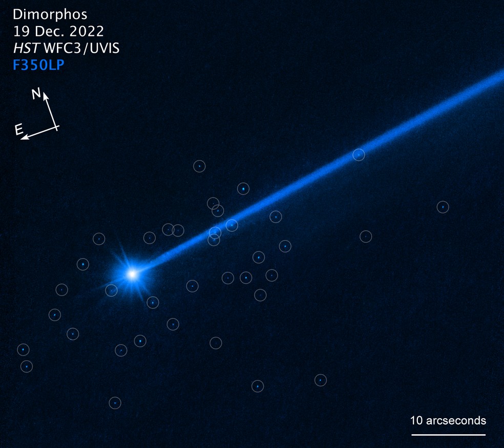 Registro do Hubble mostra rochas que se desprenderam aps impacto de satlite — Foto: Divulgao