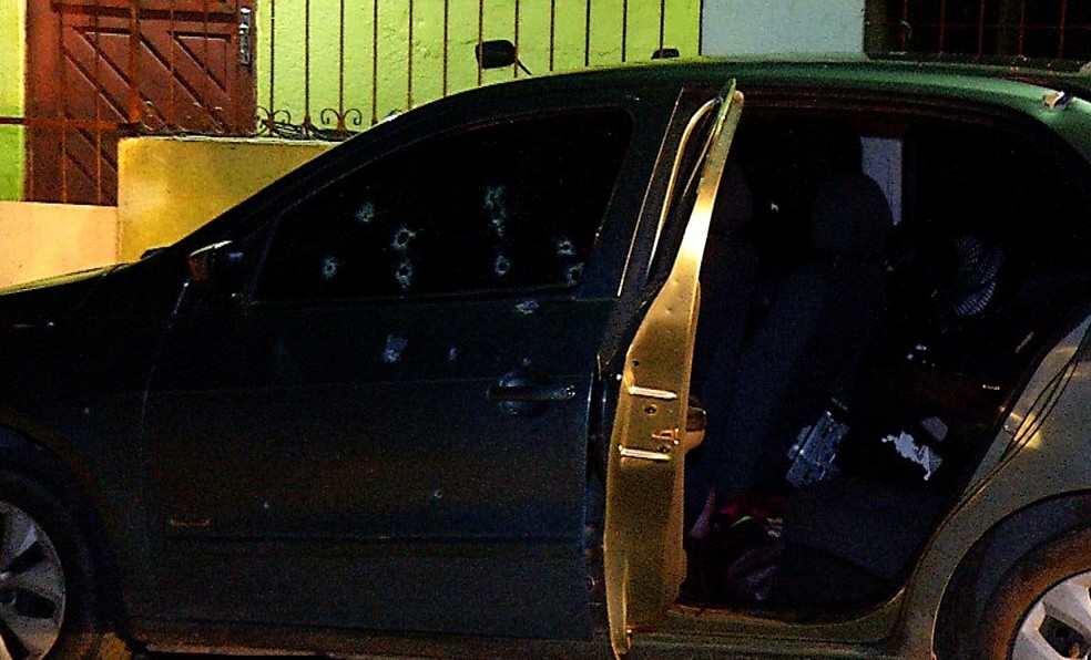 Carro ficou crivado de balas â€” Foto: Inter TV Cabugi 