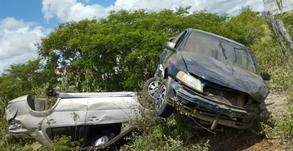Cinco pessoas ficam feridas após batida entre dois carros na BR-324 — Foto: Reprodução/TV Bahia