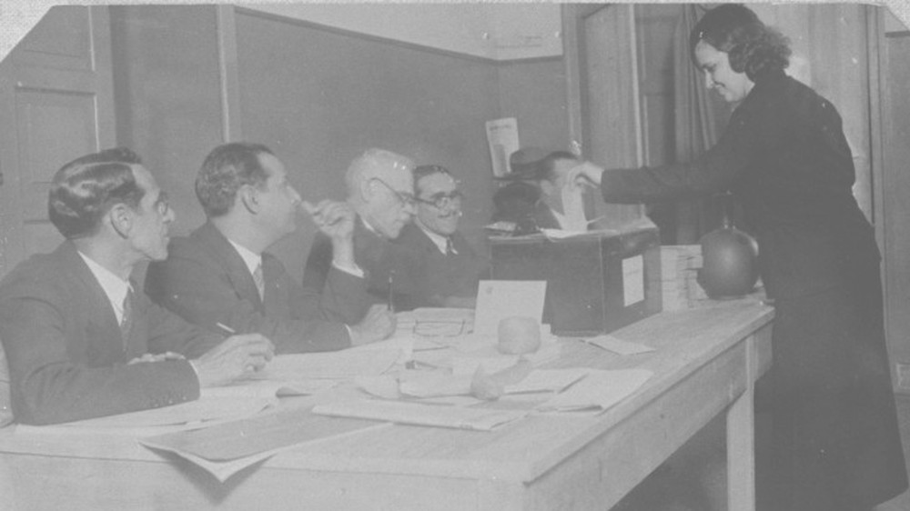  Primeira vez que a mulher vota - Uma senhora votando na seção da Rua das Laranjeiras 