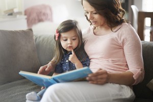 Ler para crianças na primeira infância (de zero a seis anos) desenvolve habilidades como raciocínio, formação de opinião e ampliação do vocabulário  (Foto: Shutterstock)