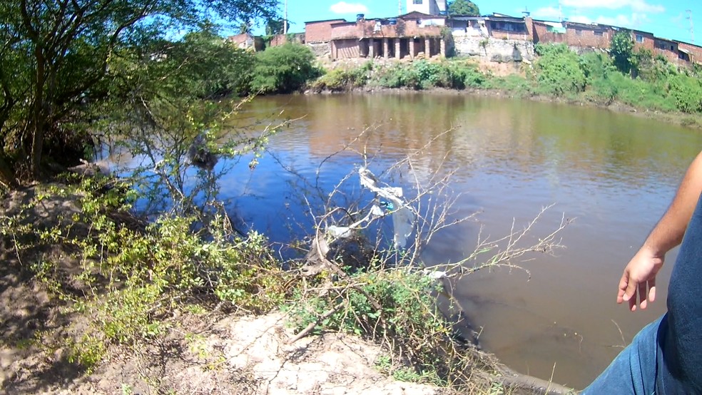 Casas na margem do rio: esgoto jogado diretamente nas águas — Foto: TV Cabo Branco/Reprodução