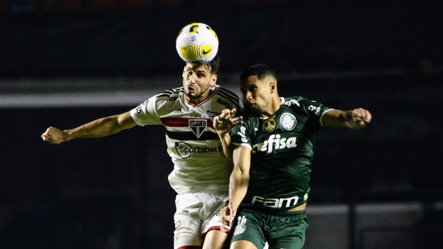 Calleri e Murilo disputam a bola em São Paulo x Palmeiras