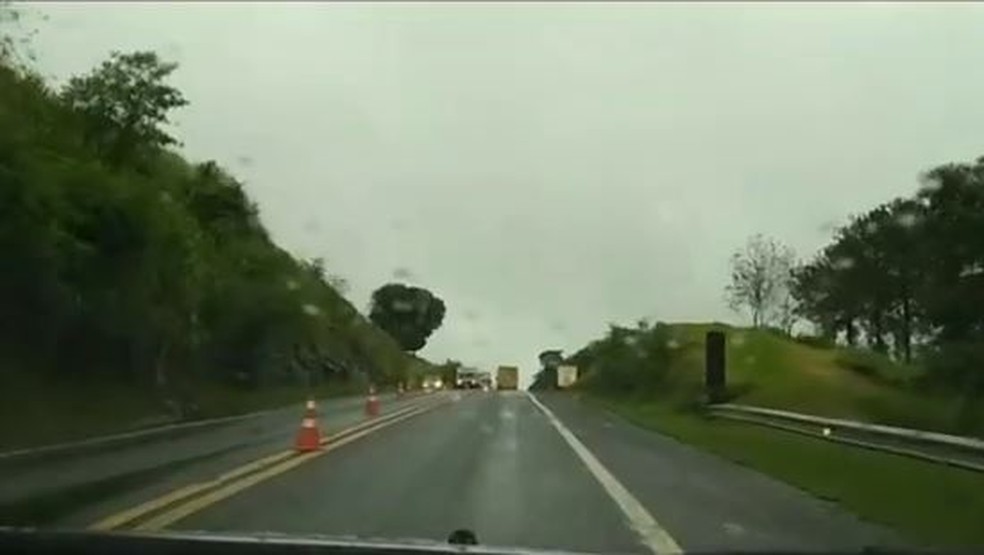 Trechos de rodovia foram interditados em Tietê (SP) — Foto: Claudia Prates/TV TEM