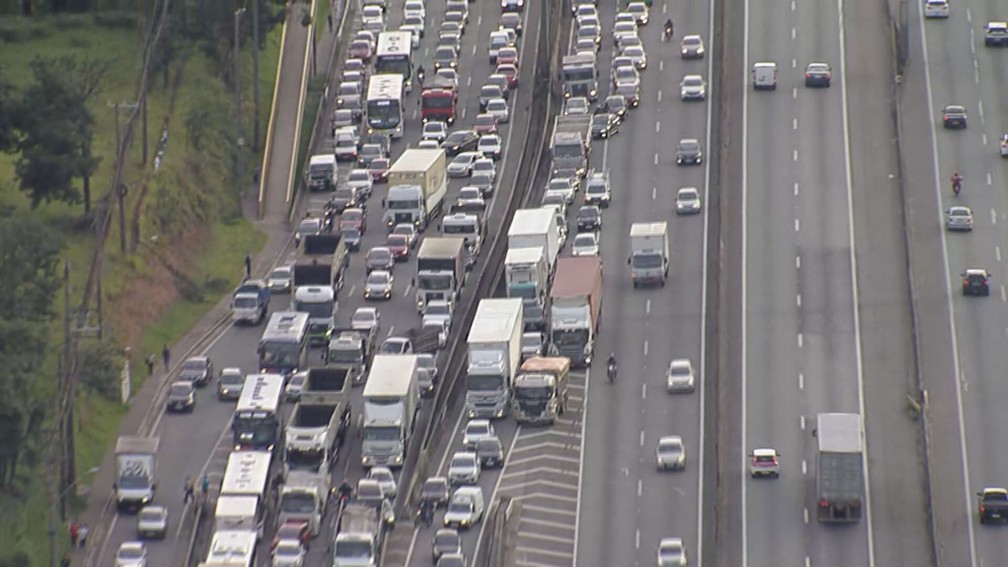 Congestionamento nos quilômetros 216 e 217 na rodovia Presidente Dutra em Guarulhos — Foto: TV Globo