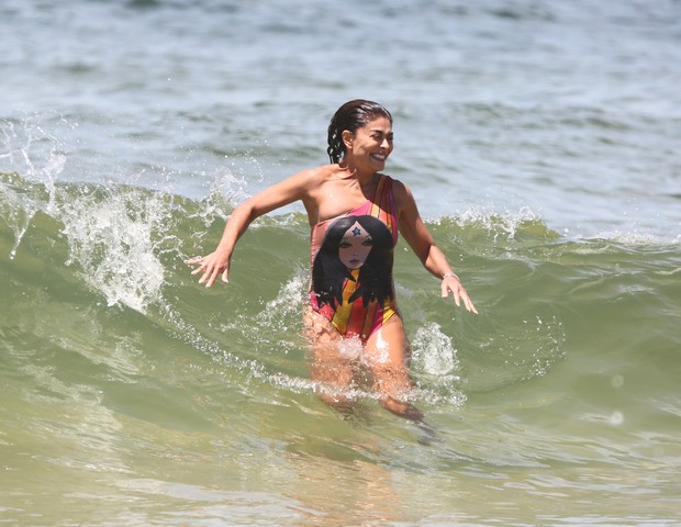Juliana Paes se diverte com filhos em praia (Foto: Dilson Silva/Agnews)