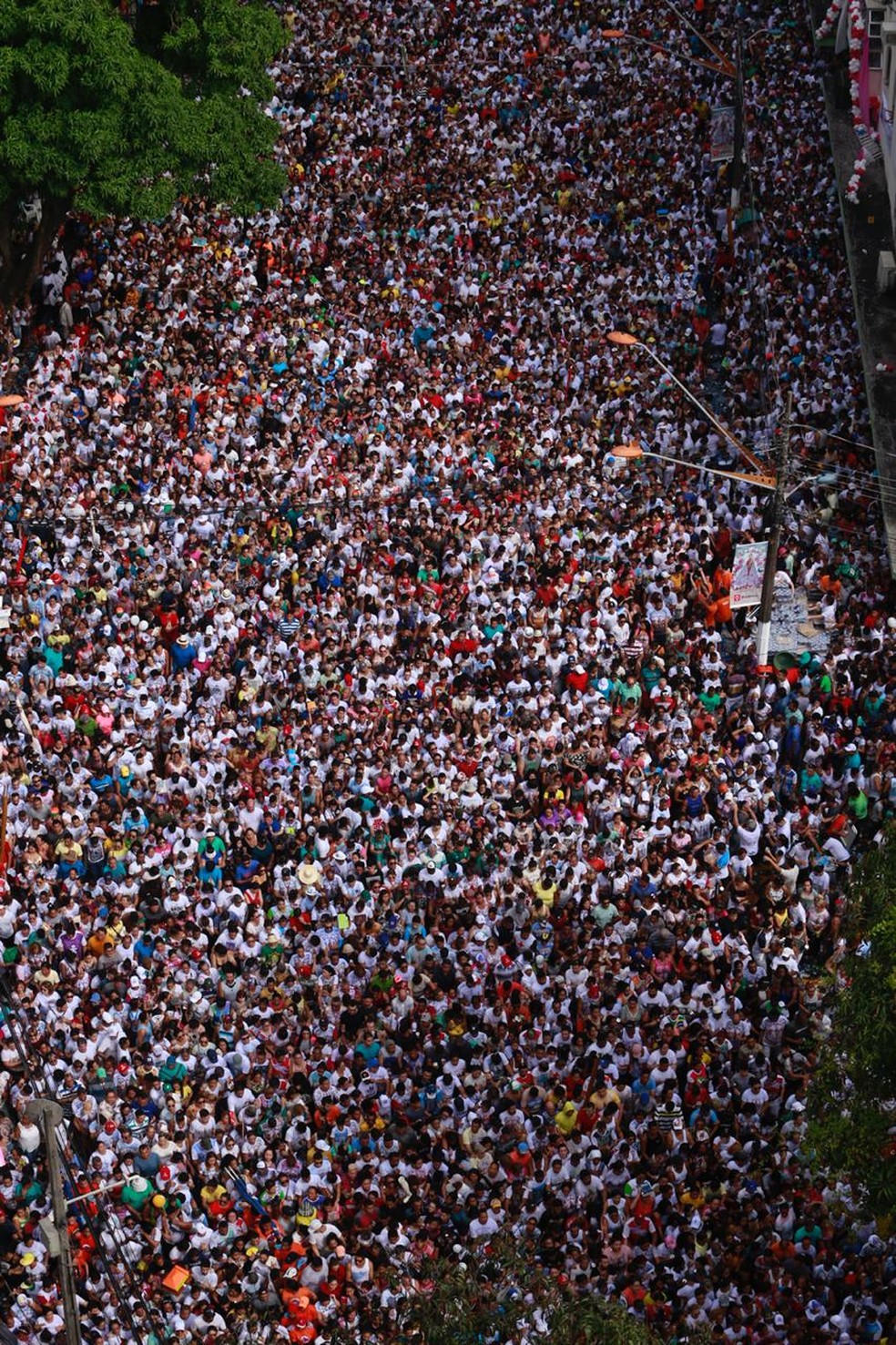 Multidão lotou as ruas de Belém durante o Círio de Nazaré — Foto: Tarso Sarraf/Colaborativo