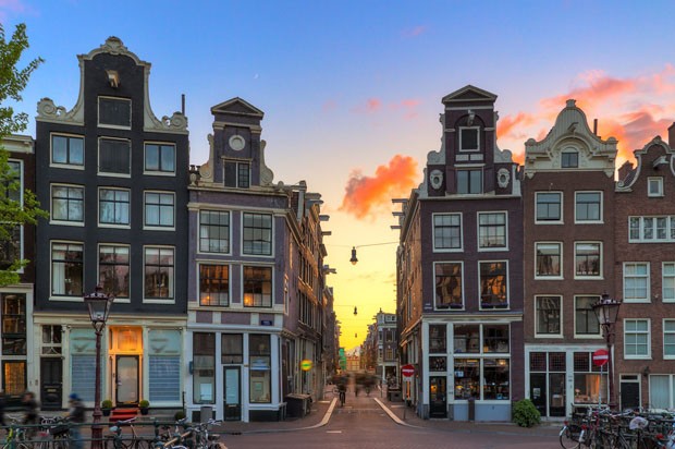 Beautiful sunset at one of nine little streets in Amsterdam, the Netherlands (Foto: Getty Images/iStockphoto)