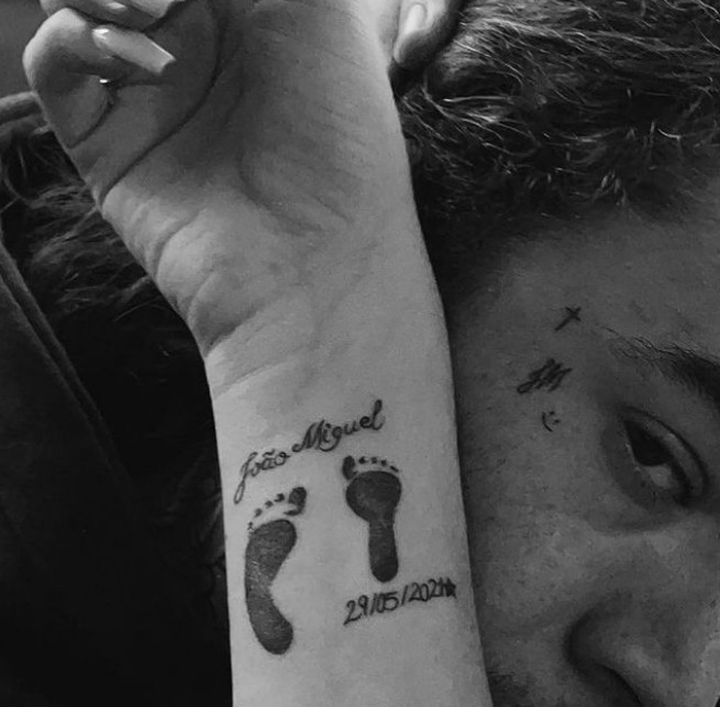 Whindersson Nunes e sua noiva, Maria Lina, fizeram tatuagens em homenagem ao filho João Miguel (Foto: Reprodução/Instagram/club_whindersson)