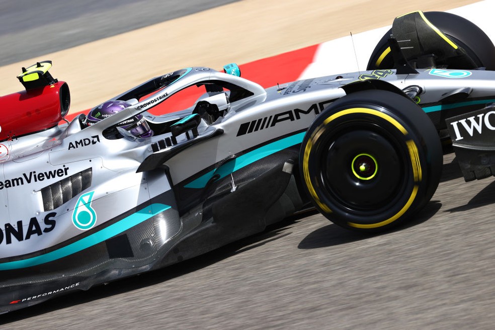 Lewis Hamilton guia carro da Mercedes na pré-temporada da F1 2022, no Bahrein — Foto:  Dan Istitene - Formula 1/Formula 1 via Getty Images