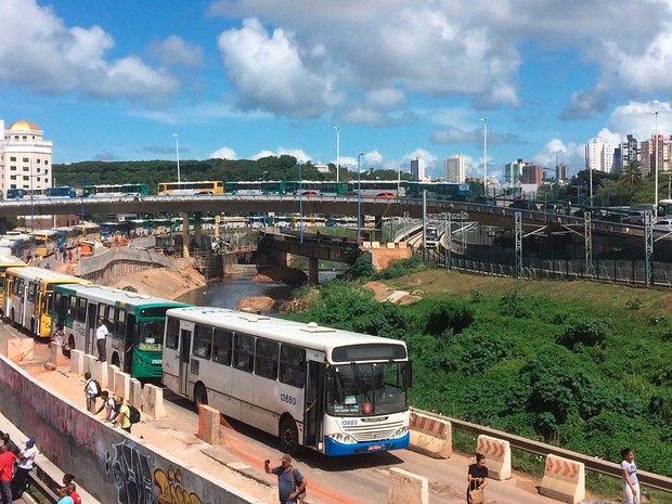 Ônibus parados na via exclusiva para coletivos por volta das 10h desta quarta-feira (Foto: Henrique Mendes/G1)