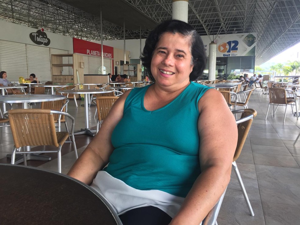 Luciana estava a espera do filho em um dos locais de prova do Enem em Maceió — Foto: George Arroxelas/G1
