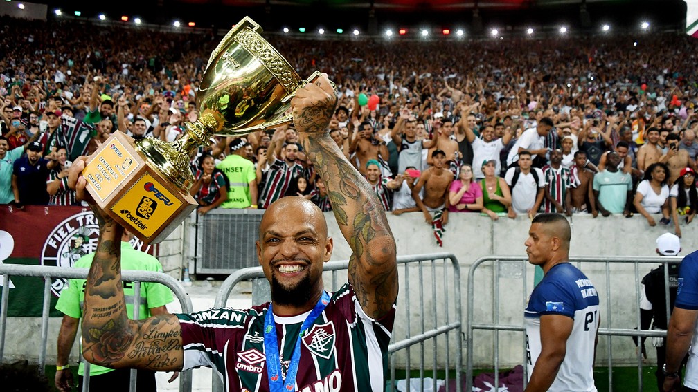 Felipe Melo, do Fluminense, com a taça do Campeonato Carioca — Foto: Mailson Santana/Fluminense FC