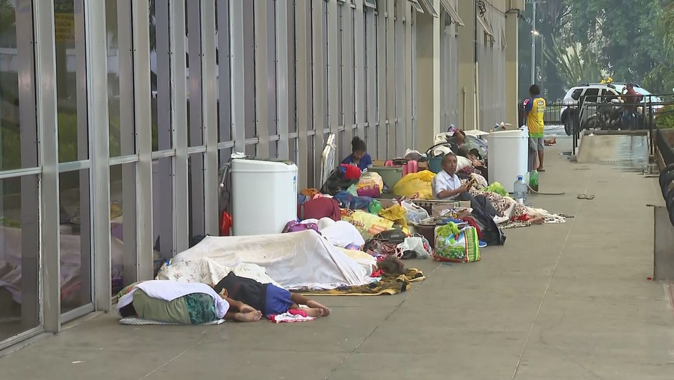 Imigrantes venezuelanos chegaram a BH na noite desta segunda (12) — Foto: TV Globo / Reprodução