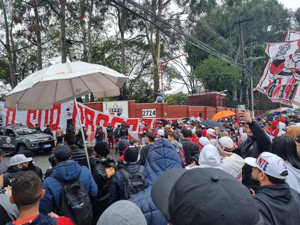 Torcida do São Paulo no CT da Barra Funda — Foto: José Edgar de Matos