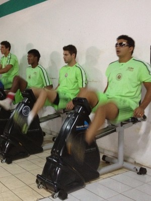 Jogadores do Vilhena treinam em academia para confronto com Sampaio Corrêa (Foto: Flávio Godoi/GLOBOESPORTE.COM)