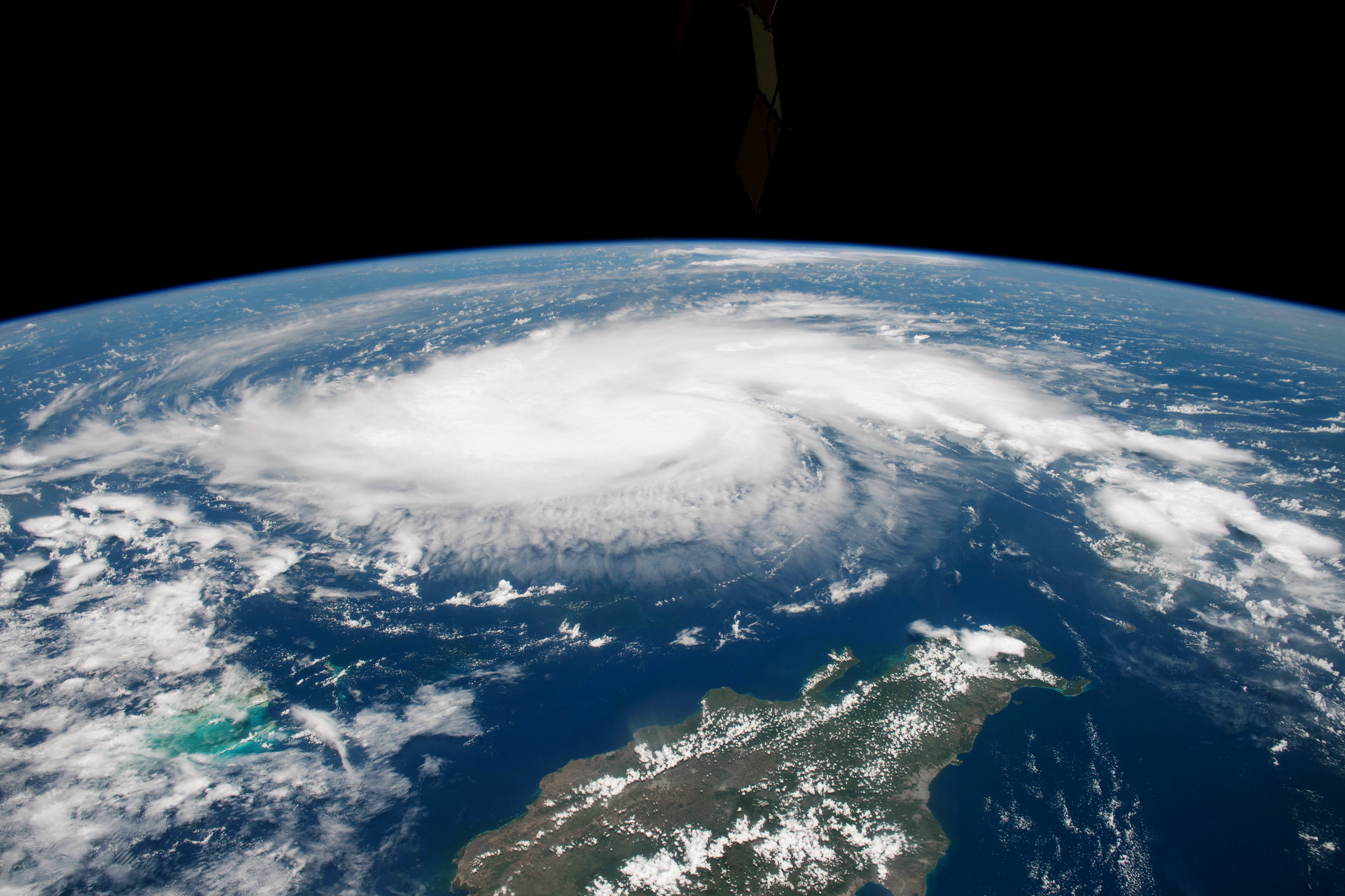 Vista do furacão Dorian sobre o Atlântico registrada da ISS (Foto: EarthObservatory/Nasa)