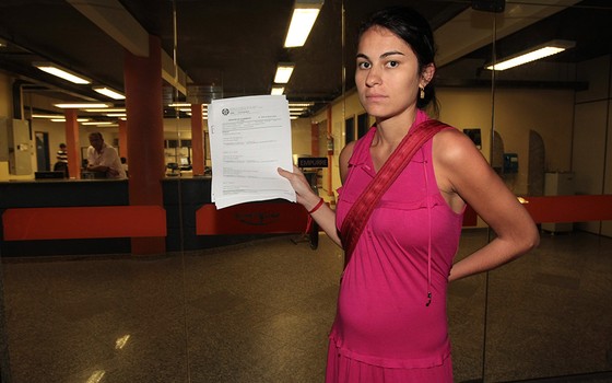 Eliza Samudio, com registro de ocorrência em que acusava o goleiro Bruno de violência após revelação de gravidez (Foto: MARCELO THEOBALD/AGÊNCIA O GLOBO)