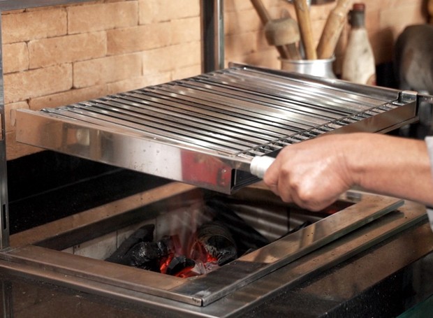 Acenda a churrasqueira de 30 a 40 minutos antes de colocar a carne sobre a grelha (Foto: Churrasqueadas / Divulgação)