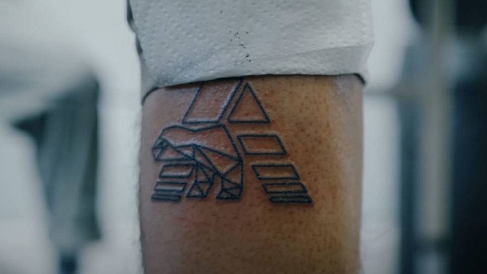 A tatuagem do ex-chefe da Alpine, Cyril Abiteboul, escolhida por Daniel Ricciardo — Foto: Reprodução