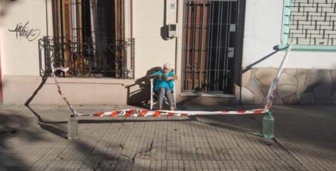 Vovó coloca cordão de isolamento na calçada para tomar sol em segurança (Foto: reprodução/twitter)