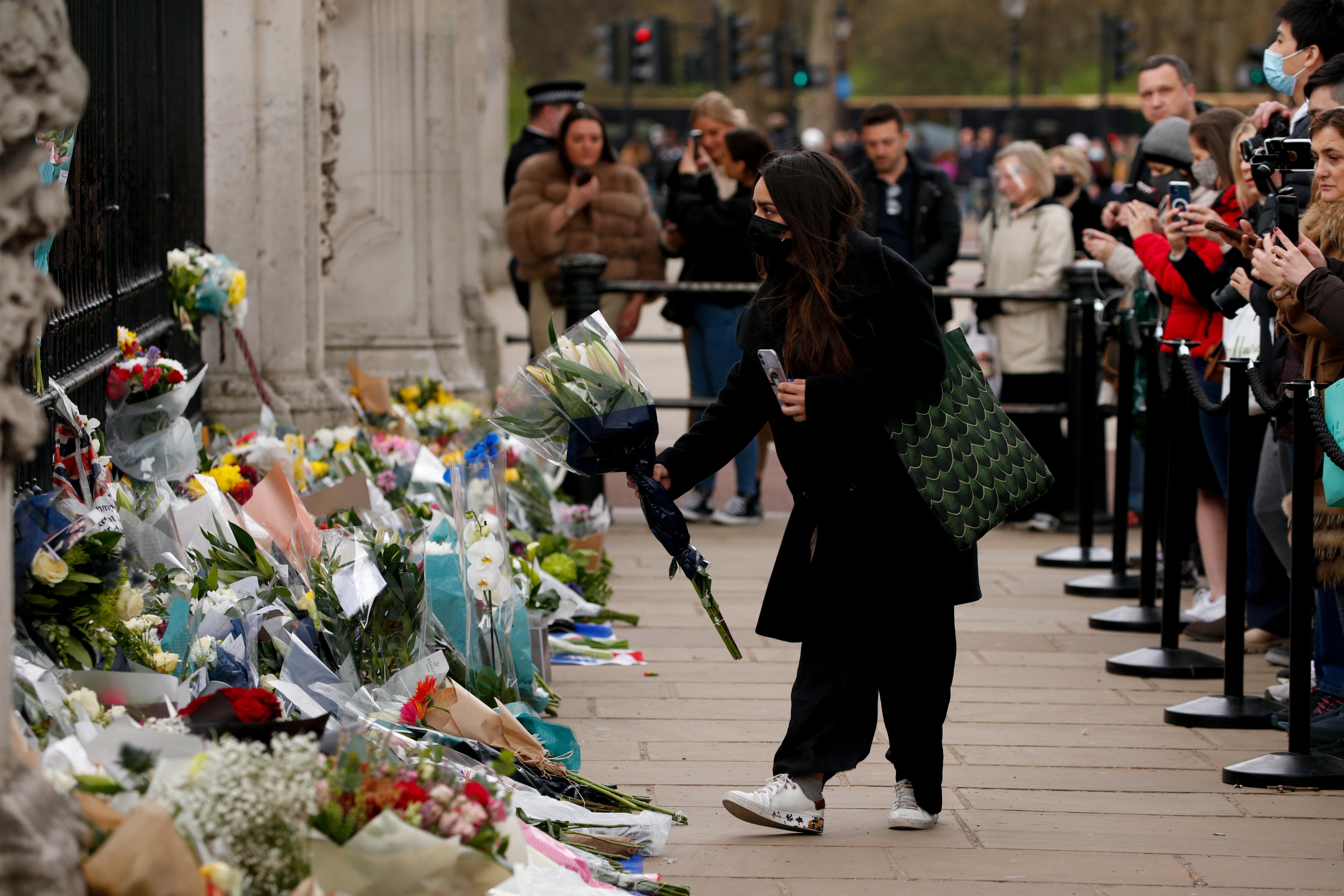 Súditos deixam flores em frente o Palácio de Buckingham em homenagem a Philip (Foto: Getty Images)
