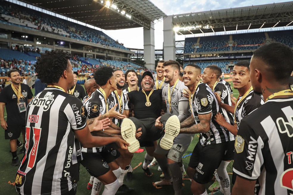 Mohamed é erguido por jogadores do Atlético-MG em festa do título da Supercopa — Foto: Pedro Souza/Atlético