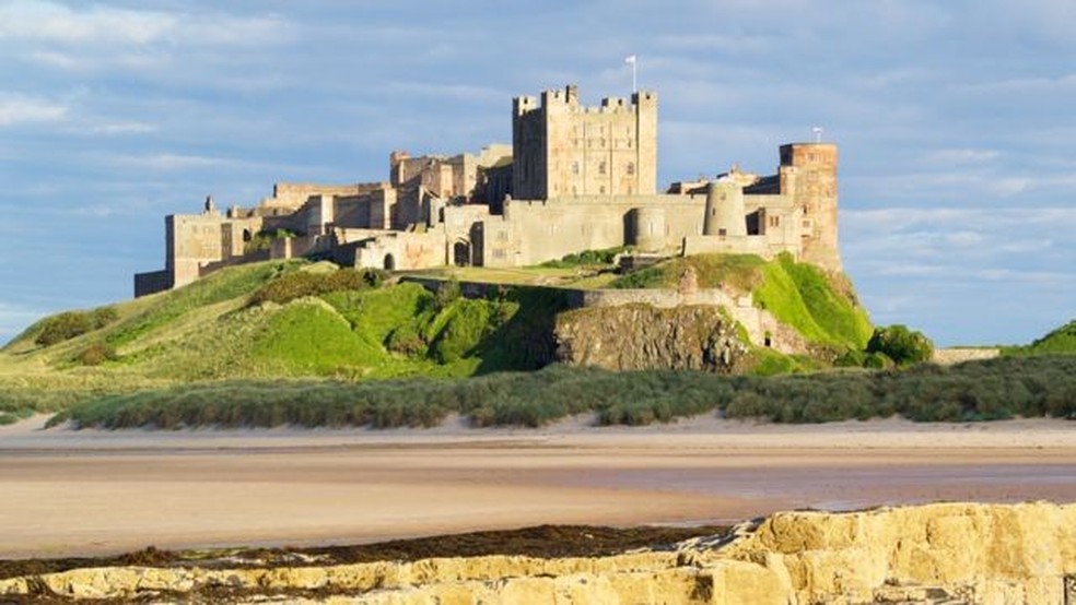 Imagine seu sistema imunológico como se fosse um castelo medieval, com diferentes níveis de proteção contra invasores — Foto: Getty Images via BBC