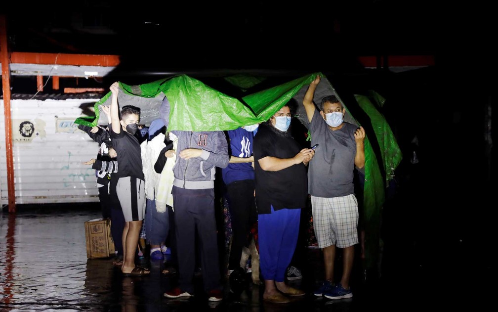 Pessoas nas ruas após terremoto na Cidade do México — Foto: Luis Cortes/Reuters