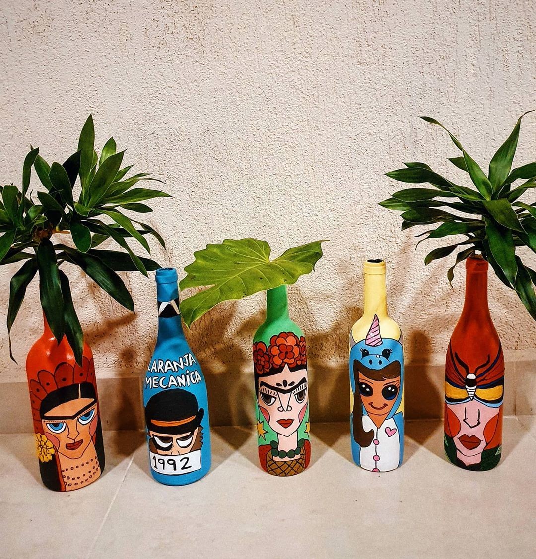 As garrafas que tem pintado (Foto: reprodução/instagram)