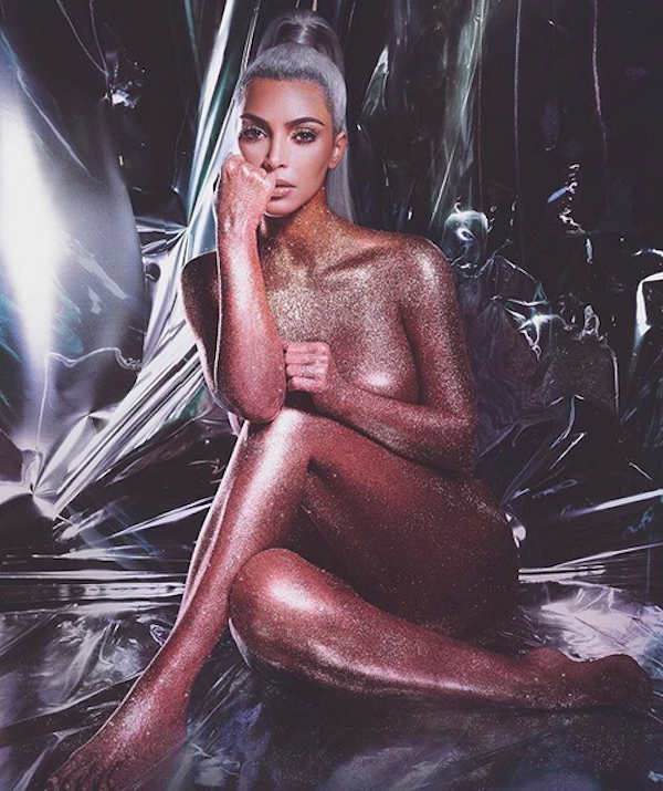Uma foto do ensaio de Kim Kardashian para sua marca pessoal de cosméticos (Foto: Instagram)