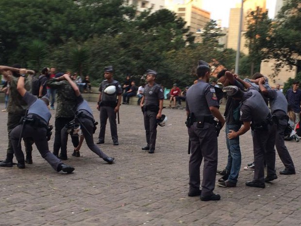 Antes do protesto, manifestantes tiveram as mochilas revistadas pela PM (Foto: Roney Domingos/G1)