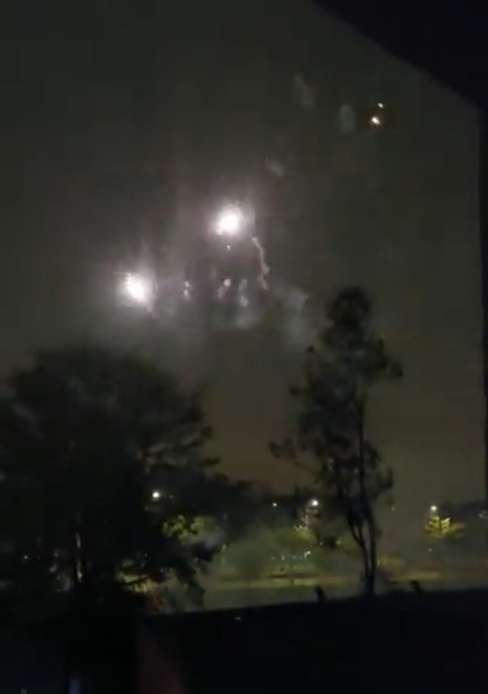 Foguet&oacute;rio pr&oacute;ximo ao hotel do Flamengo &mdash; Foto: Reprodu&ccedil;&atilde;o Twitter