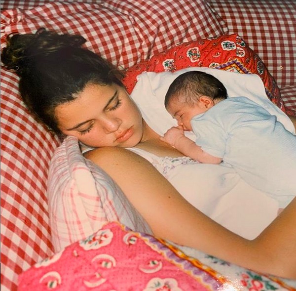 A foto compartilhada por Kylie Jenner, datada de 1997, mostrando ela ainda bebê no colo da irmã Khloé Kardashian (Foto: Instagram)