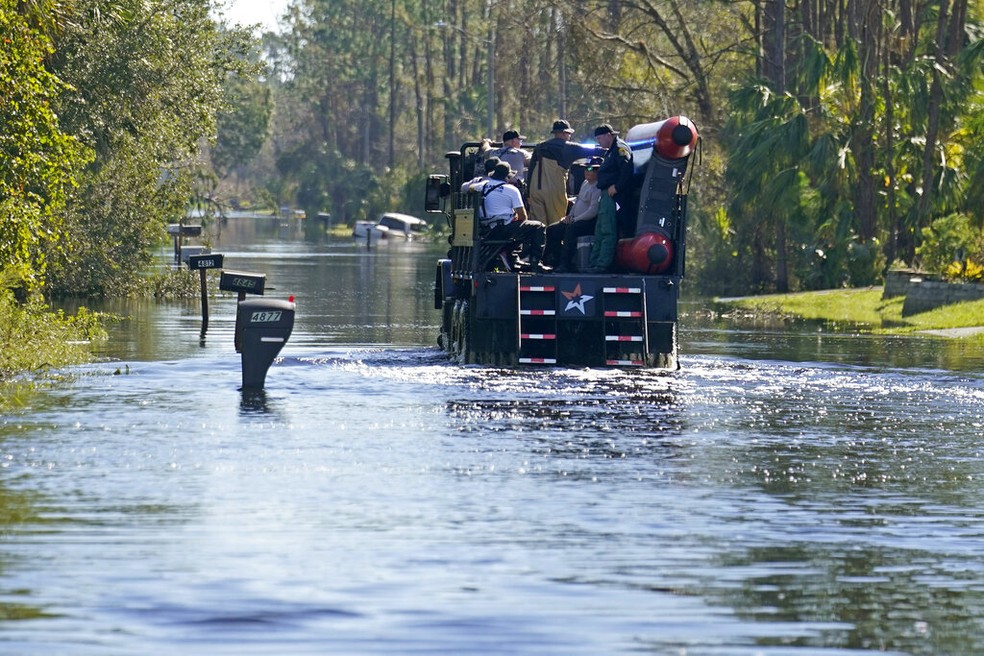 Veículo de resgate vistoria rua que virou rio em North Port, na Flórida, em 3 de outubro de 2022. — Foto: Gerald Herbert/ AP