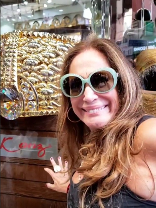 Susana Vieira posa em frente a vitrine com o maior anel de ouro do mundo (Foto: Reprodução/Instagram)